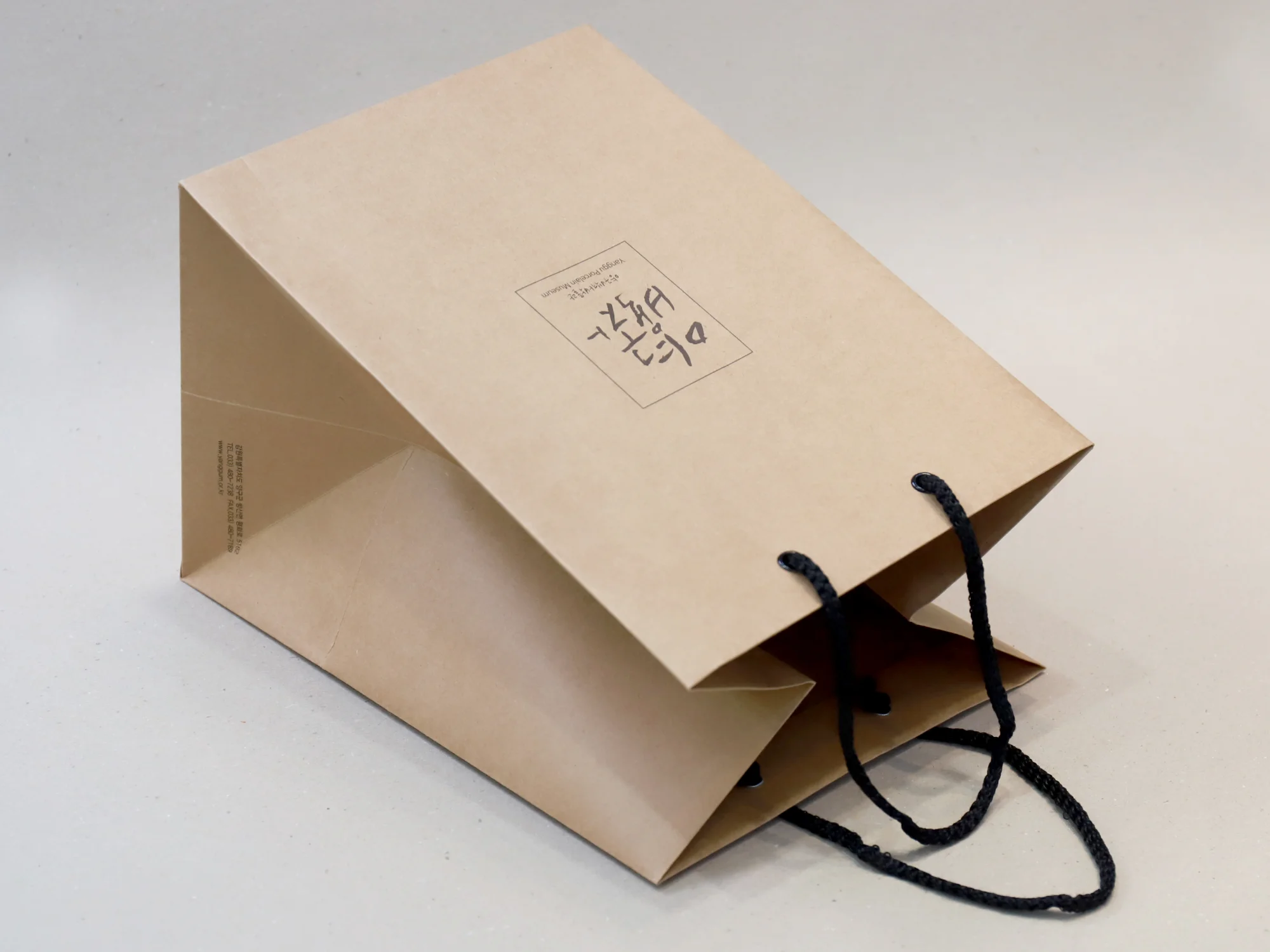 양구백자 쇼핑백 쇼핑백 제작 사례 - 방산포장