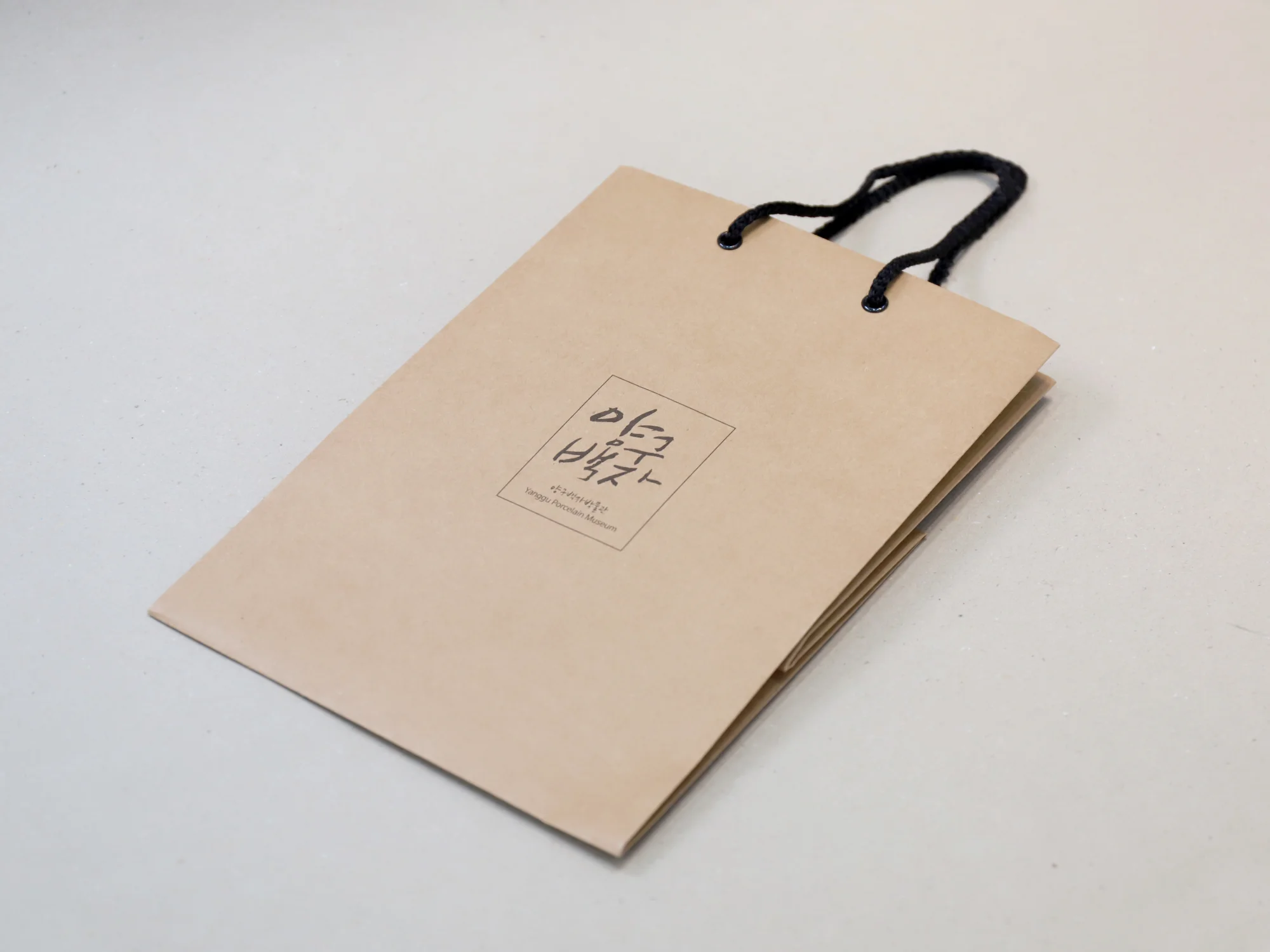 양구백자 쇼핑백 쇼핑백 제작 사례 - 방산포장